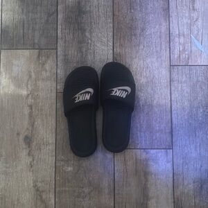 black and pink nike slides